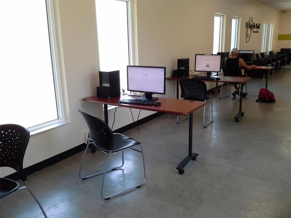 待售: $93,000 (1 贝兹, 1 浴室, 825 平方英尺)