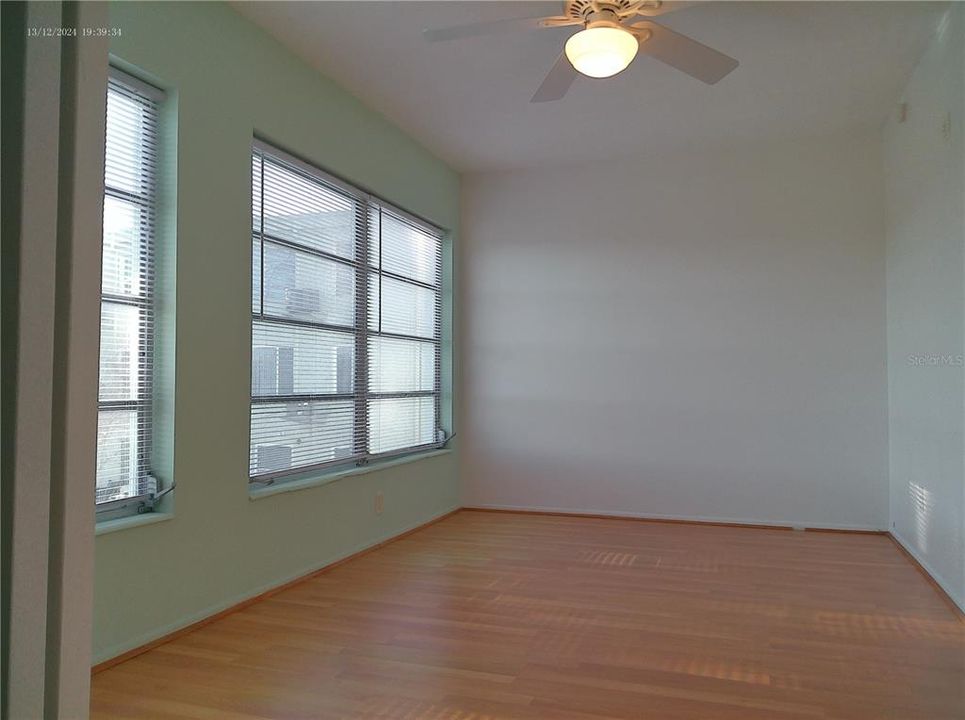 待售: $93,000 (1 贝兹, 1 浴室, 825 平方英尺)