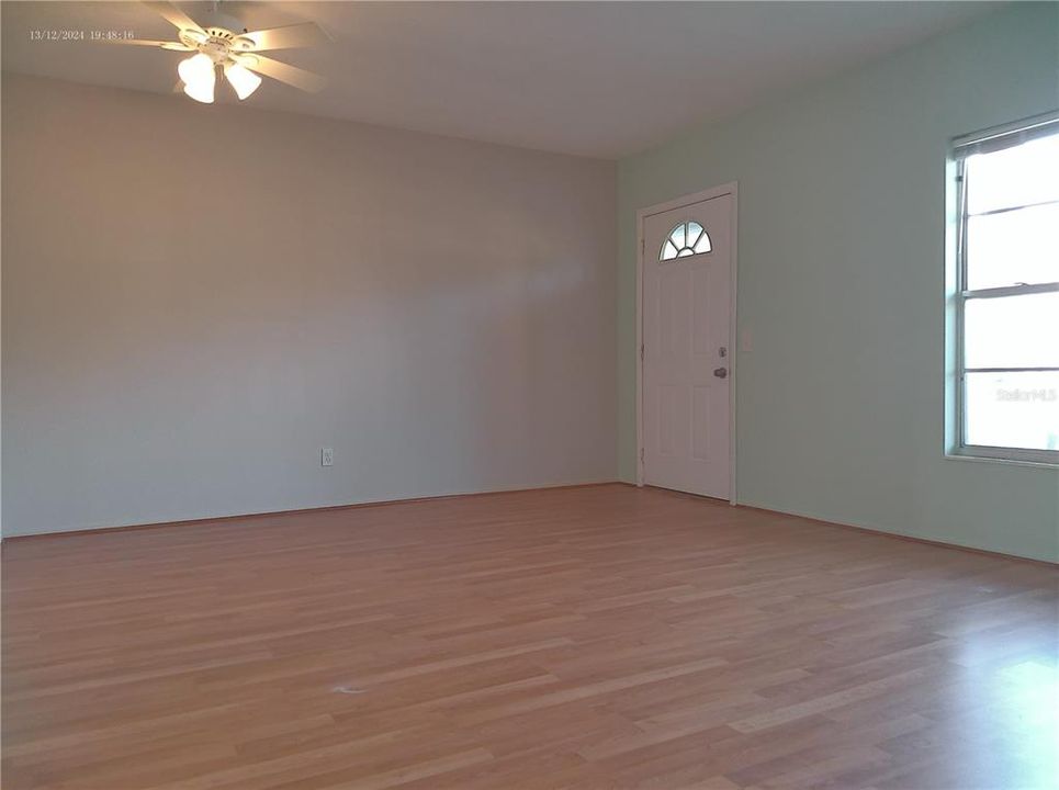 待售: $93,000 (1 贝兹, 1 浴室, 825 平方英尺)