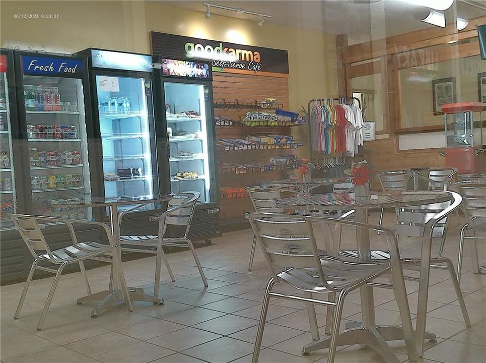 待售: $93,000 (1 贝兹, 1 浴室, 825 平方英尺)