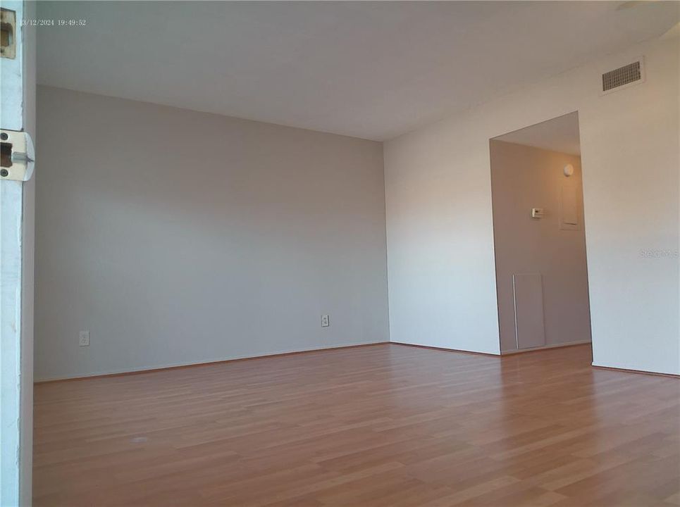 待售: $93,000 (1 贝兹, 1 浴室, 825 平方英尺)