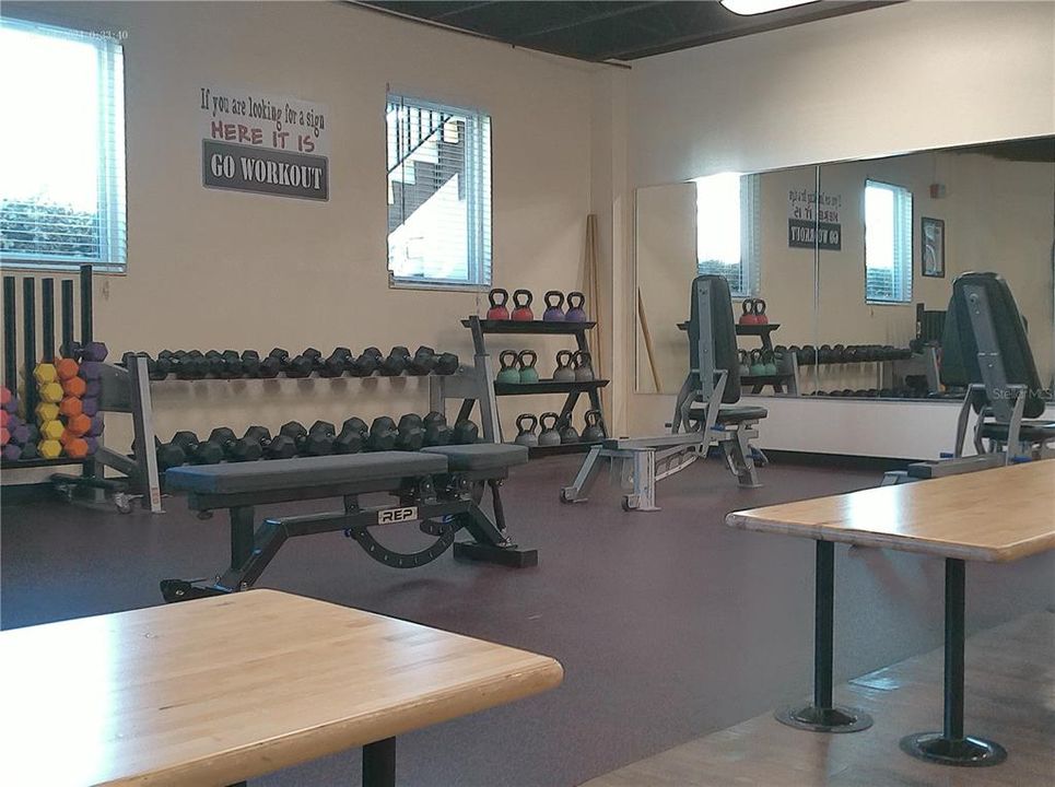 待售: $93,000 (1 贝兹, 1 浴室, 825 平方英尺)