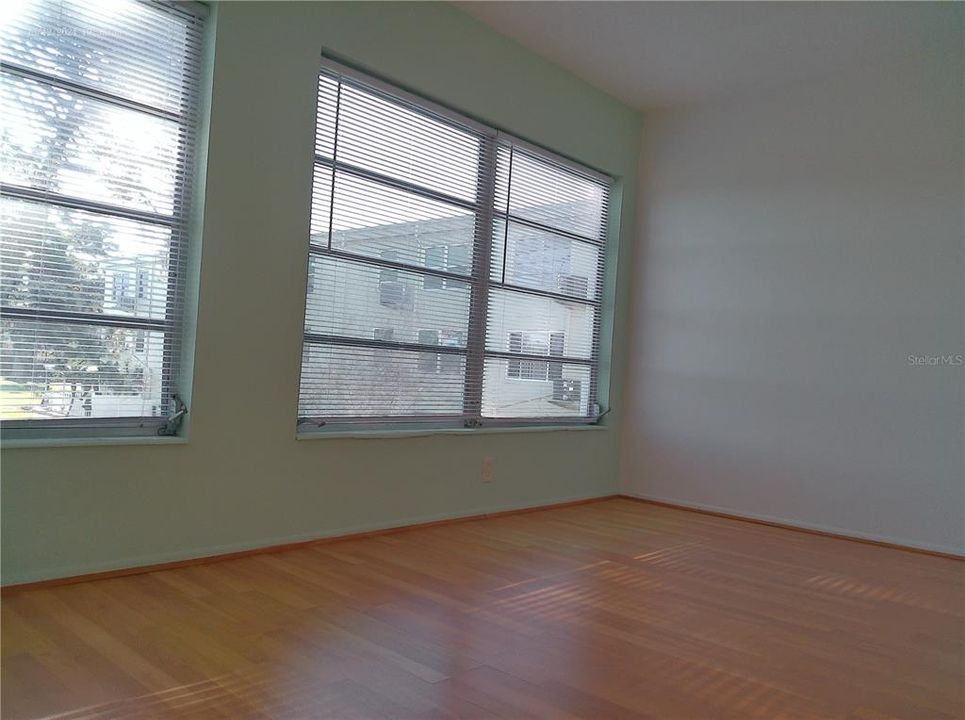 待售: $93,000 (1 贝兹, 1 浴室, 825 平方英尺)