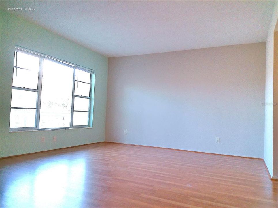 待售: $93,000 (1 贝兹, 1 浴室, 825 平方英尺)