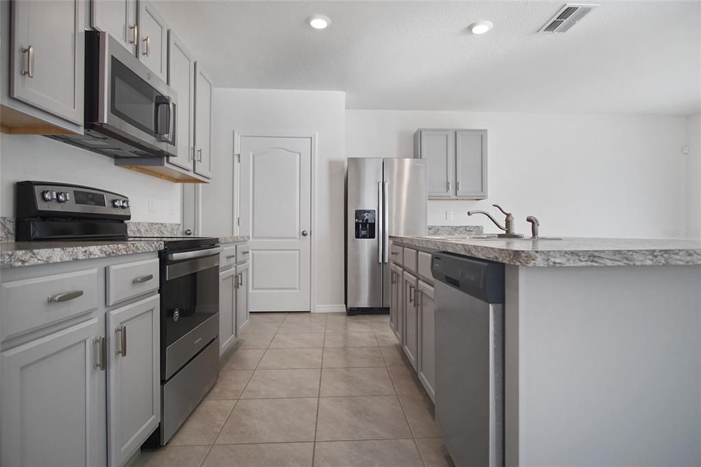 В аренду: $2,100 (4 спален, 2 ванн, 2078 Квадратных фут)