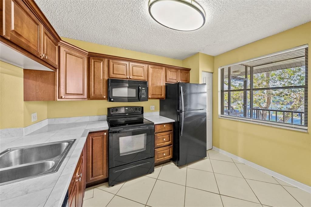 For Sale: $229,900 (2 beds, 2 baths, 1060 Square Feet)