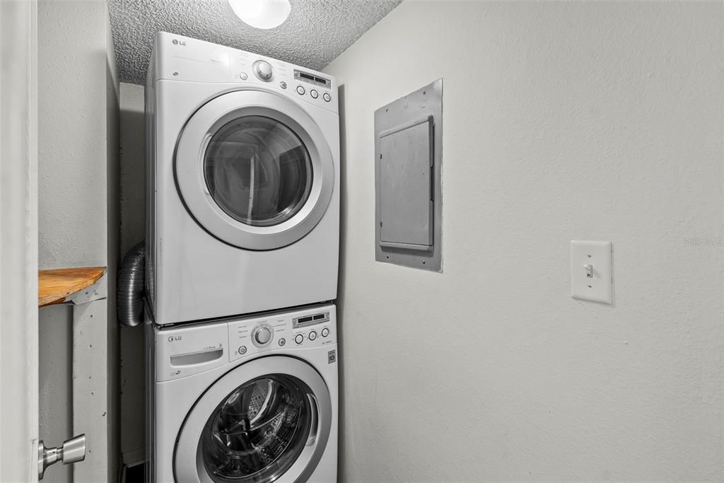 For Sale: $229,900 (2 beds, 2 baths, 1060 Square Feet)