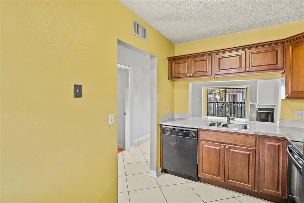 For Sale: $229,900 (2 beds, 2 baths, 1060 Square Feet)