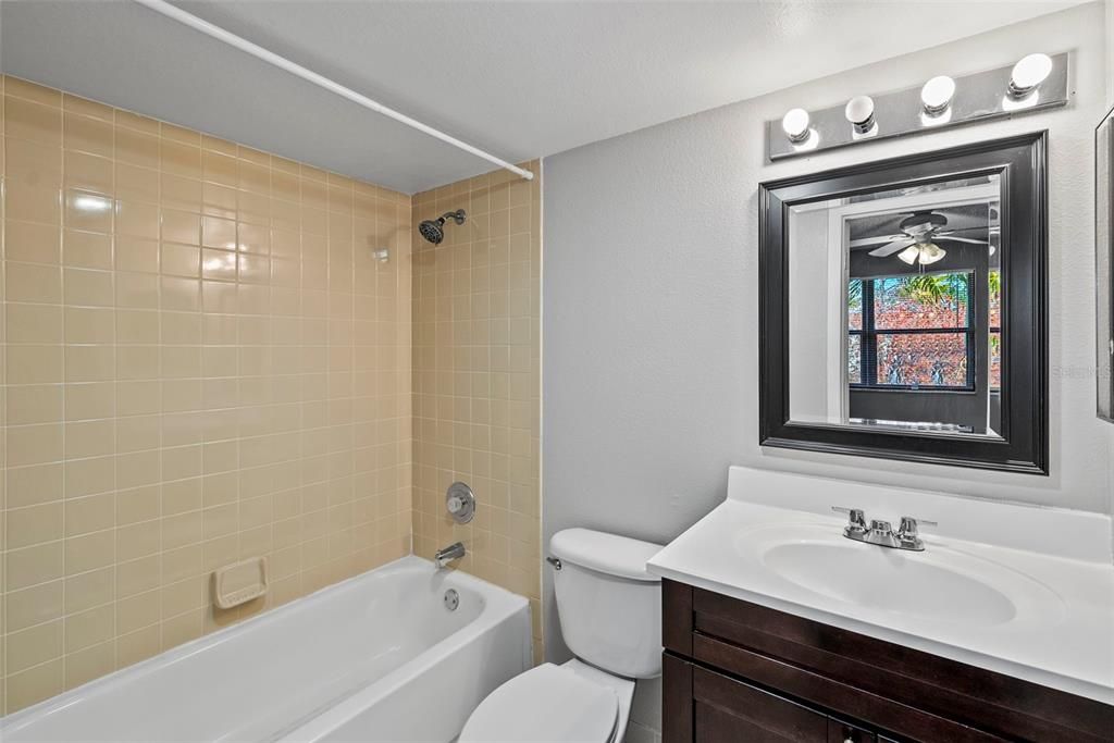 For Sale: $229,900 (2 beds, 2 baths, 1060 Square Feet)