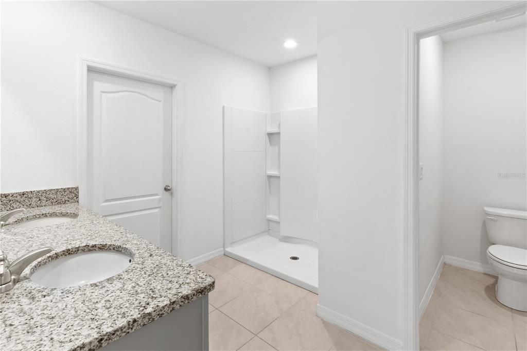 For Sale: $399,900 (6 beds, 3 baths, 2696 Square Feet)