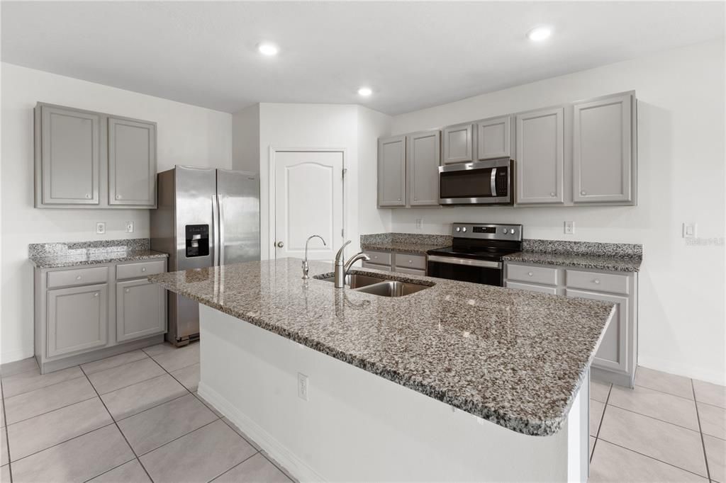 For Sale: $399,900 (6 beds, 3 baths, 2696 Square Feet)