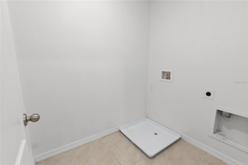 For Sale: $399,900 (6 beds, 3 baths, 2696 Square Feet)