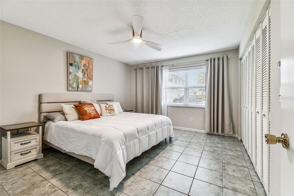 待售: $189,700 (1 贝兹, 1 浴室, 735 平方英尺)