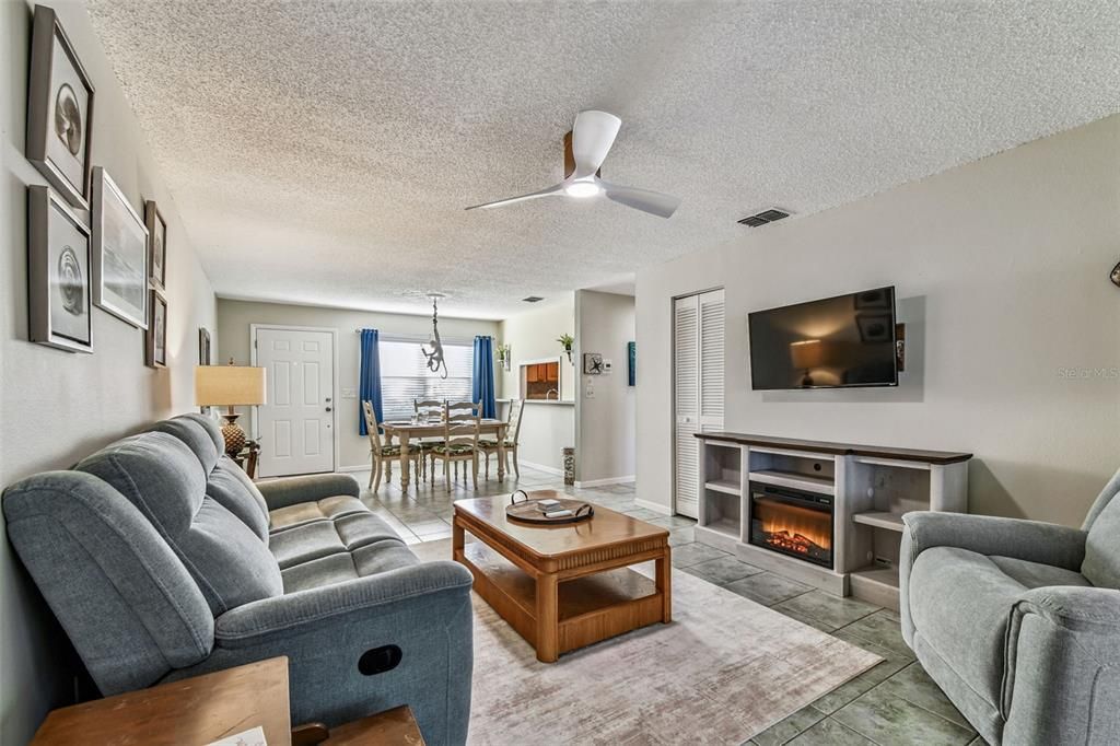 待售: $189,700 (1 贝兹, 1 浴室, 735 平方英尺)