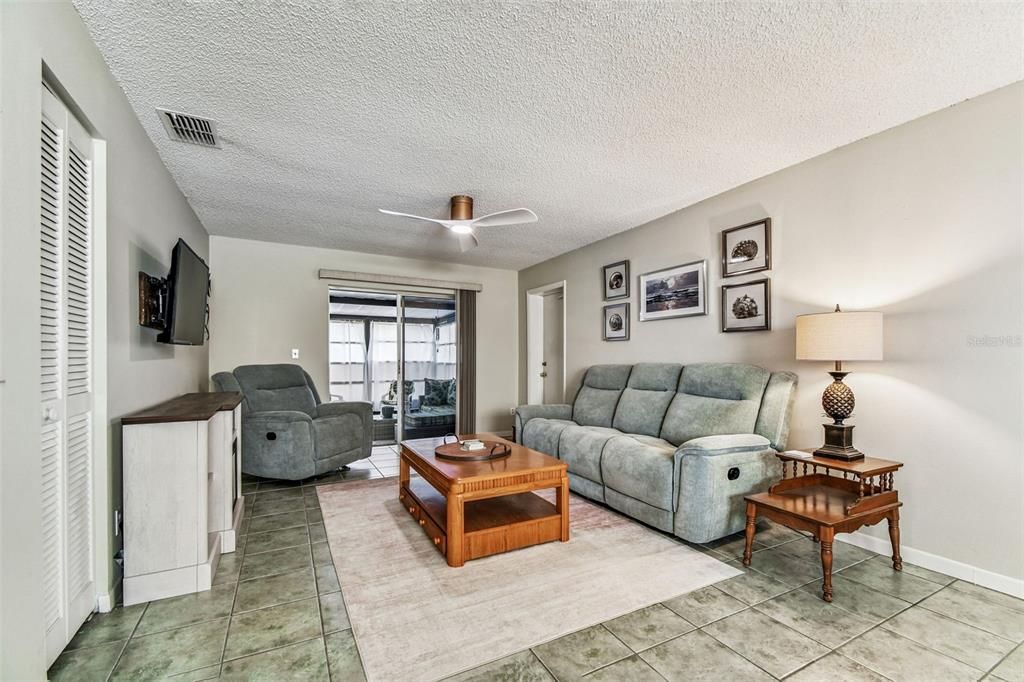 待售: $189,700 (1 贝兹, 1 浴室, 735 平方英尺)