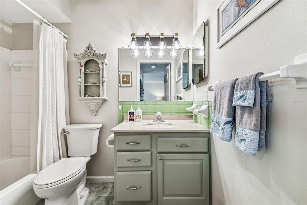 待售: $189,700 (1 贝兹, 1 浴室, 735 平方英尺)