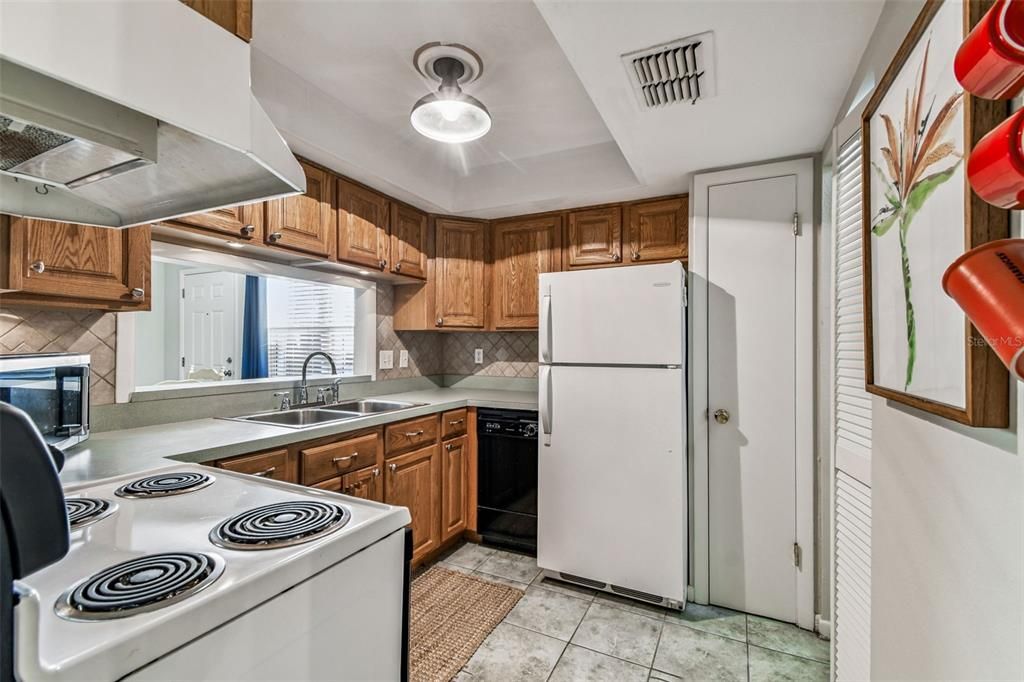 待售: $189,700 (1 贝兹, 1 浴室, 735 平方英尺)