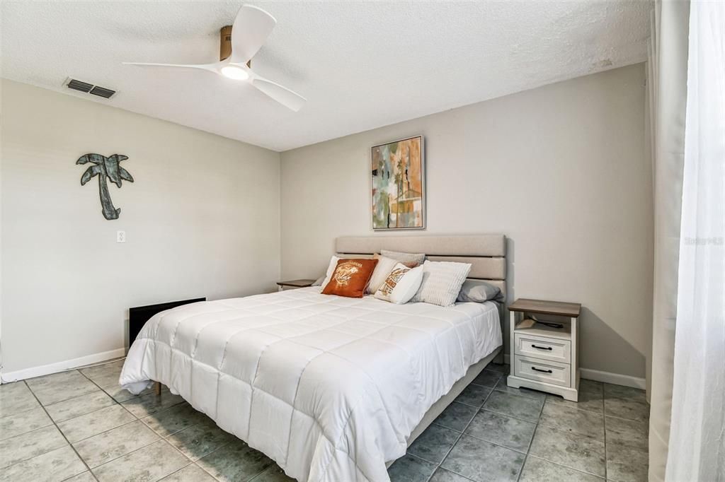 待售: $189,700 (1 贝兹, 1 浴室, 735 平方英尺)