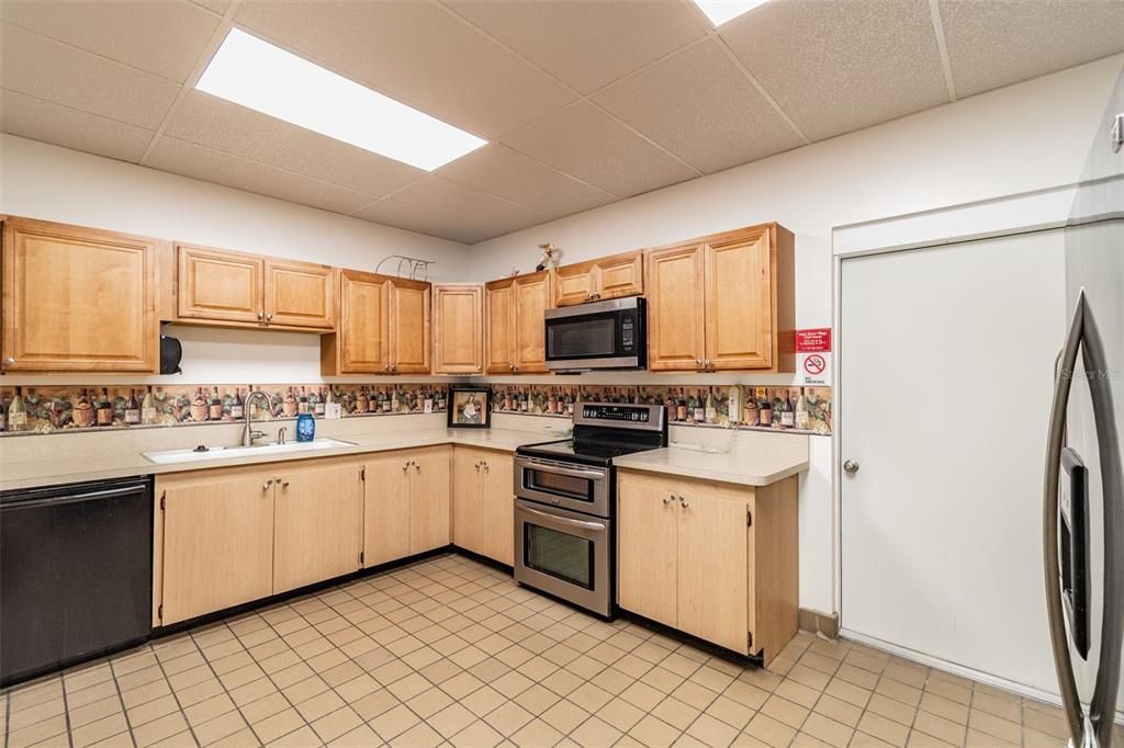 待售: $189,700 (1 贝兹, 1 浴室, 735 平方英尺)