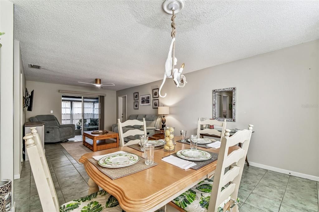 待售: $189,700 (1 贝兹, 1 浴室, 735 平方英尺)