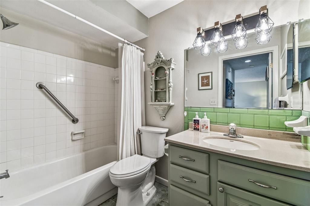 待售: $189,700 (1 贝兹, 1 浴室, 735 平方英尺)