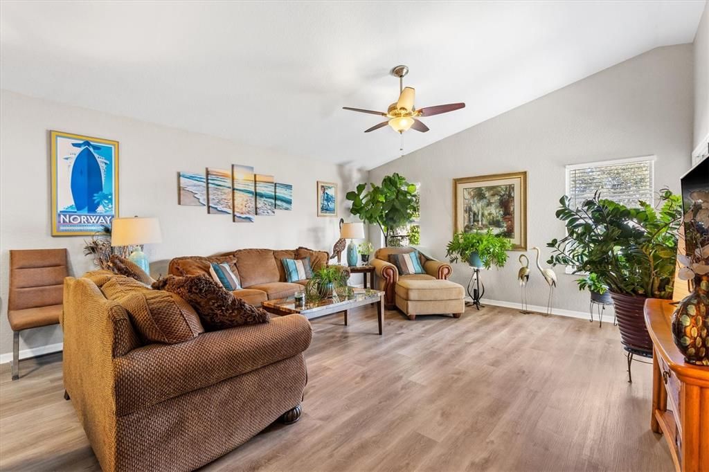 待售: $250,000 (2 贝兹, 2 浴室, 1122 平方英尺)