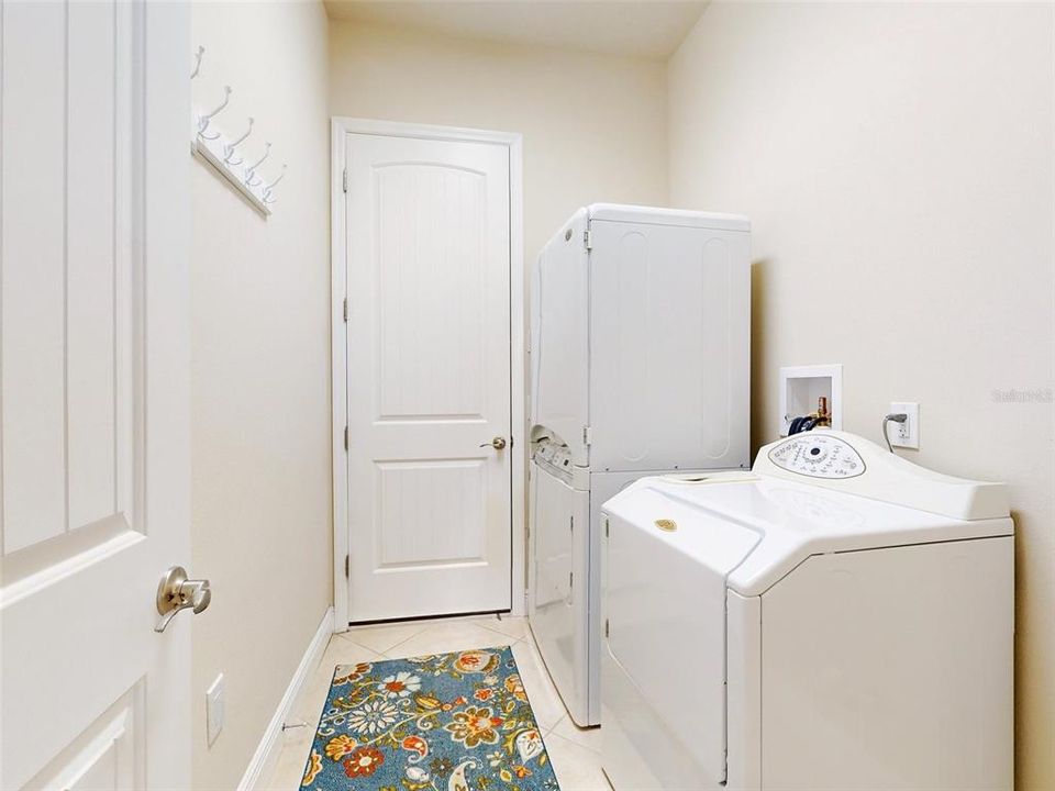 待售: $421,500 (2 贝兹, 2 浴室, 1916 平方英尺)