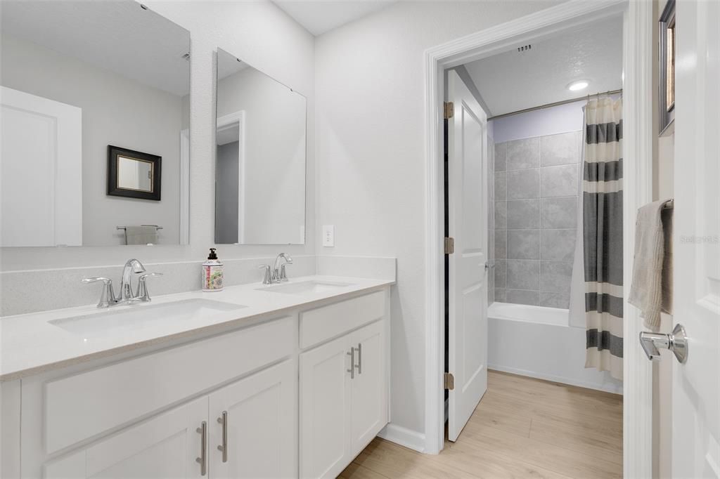 待售: $499,900 (5 贝兹, 2 浴室, 2370 平方英尺)