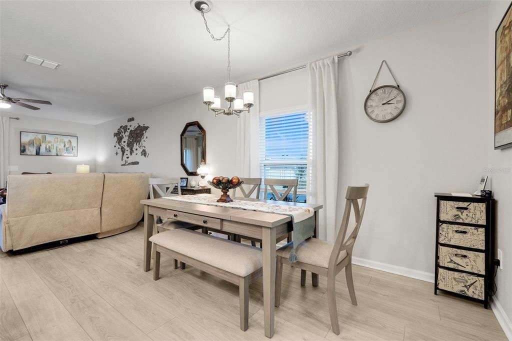 待售: $499,900 (5 贝兹, 2 浴室, 2370 平方英尺)