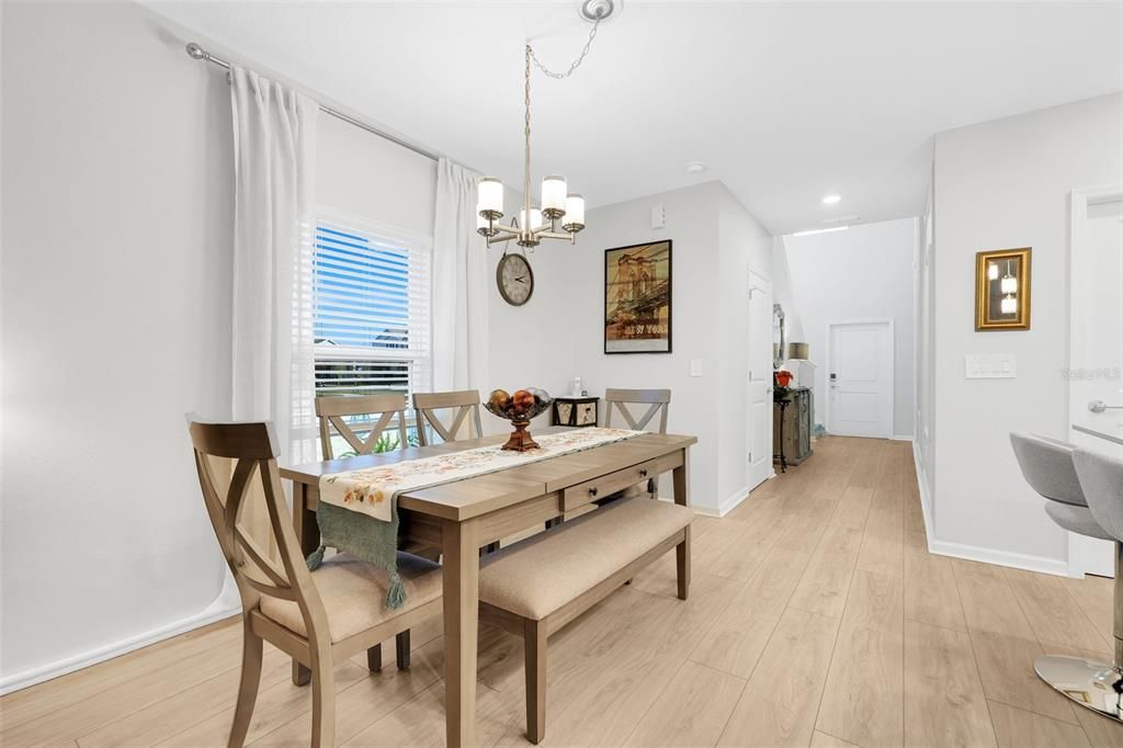 待售: $499,900 (5 贝兹, 2 浴室, 2370 平方英尺)