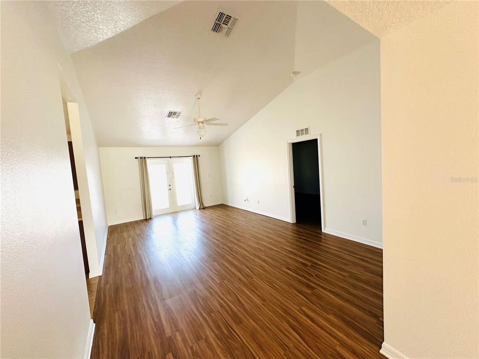 For Sale: $295,000 (3 beds, 2 baths, 1511 Square Feet)