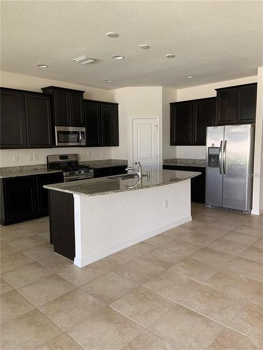 出租: $2,600 (4 贝兹, 2 浴室, 2046 平方英尺)