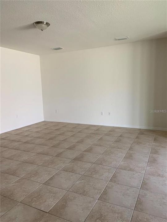 出租: $2,600 (4 贝兹, 2 浴室, 2046 平方英尺)