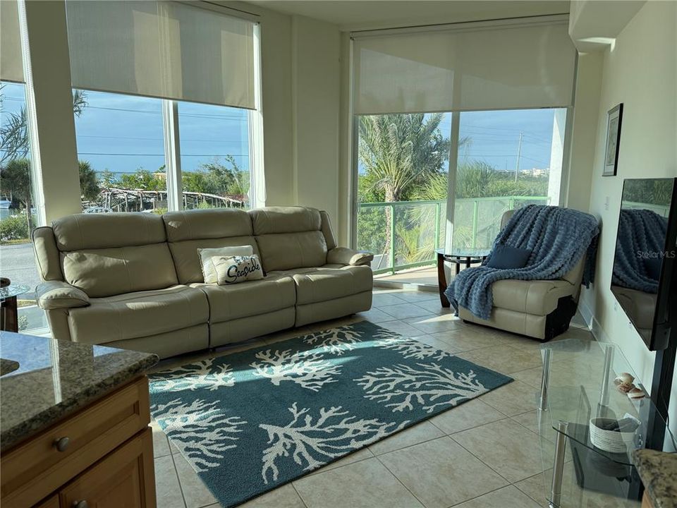 For Rent: $2,300 (3 beds, 2 baths, 1384 Square Feet)