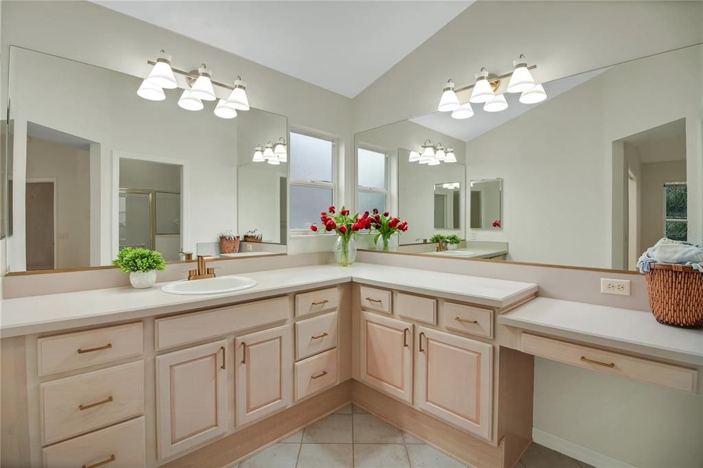 На продажу: $447,900 (3 спален, 2 ванн, 1902 Квадратных фут)