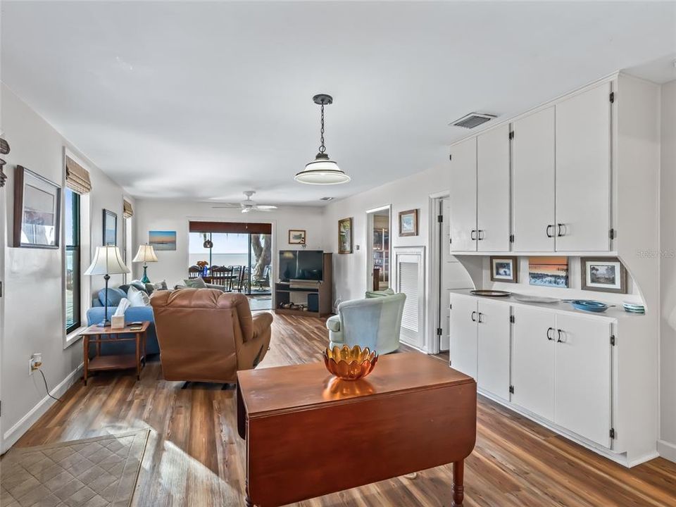 For Sale: $545,000 (2 beds, 1 baths, 1089 Square Feet)