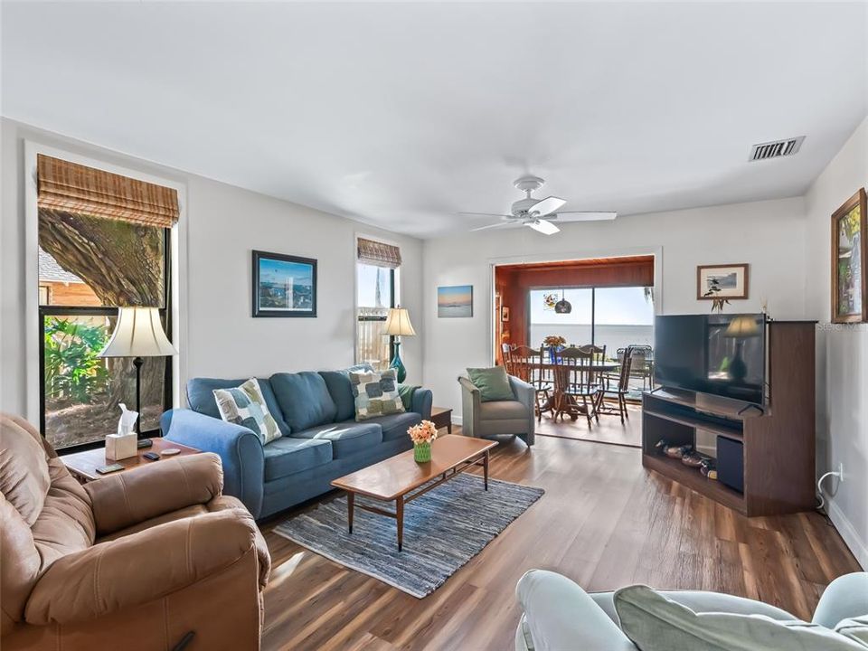 For Sale: $545,000 (2 beds, 1 baths, 1089 Square Feet)