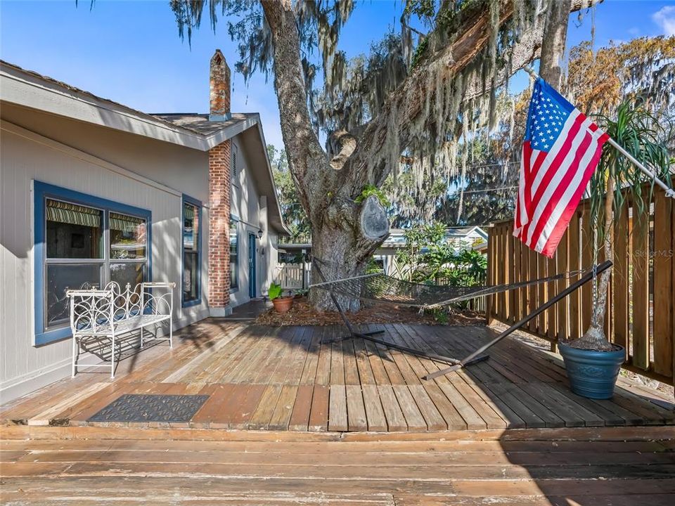 For Sale: $545,000 (2 beds, 1 baths, 1089 Square Feet)