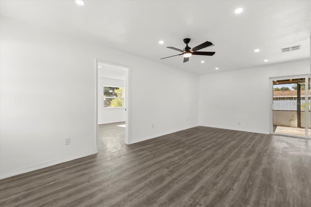 For Sale: $279,000 (2 beds, 2 baths, 1008 Square Feet)