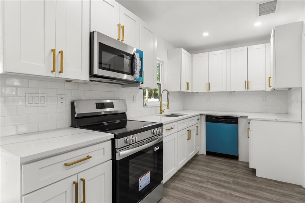 For Sale: $279,000 (2 beds, 2 baths, 1008 Square Feet)