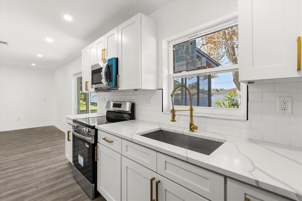 For Sale: $279,000 (2 beds, 2 baths, 1008 Square Feet)