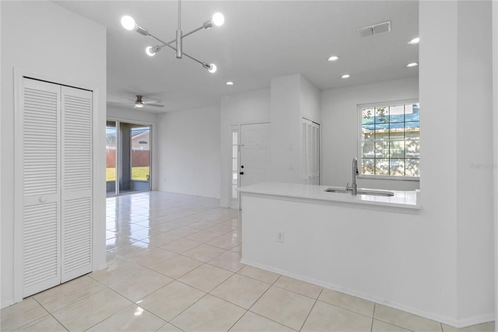 На продажу: $285,000 (3 спален, 2 ванн, 1203 Квадратных фут)