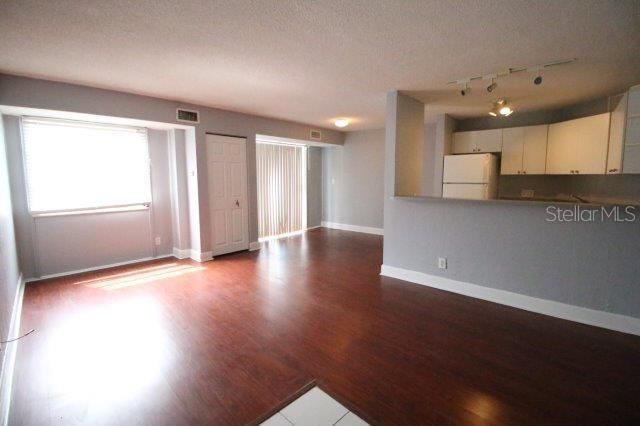 For Sale: $85,000 (2 beds, 1 baths, 887 Square Feet)
