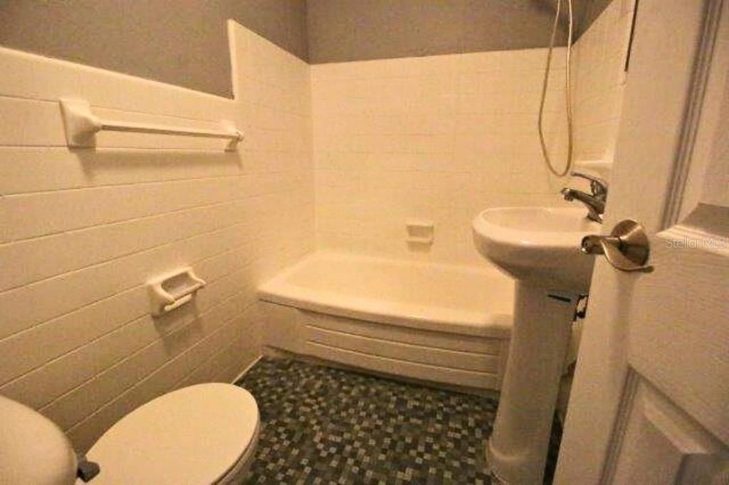 For Sale: $85,000 (2 beds, 1 baths, 887 Square Feet)