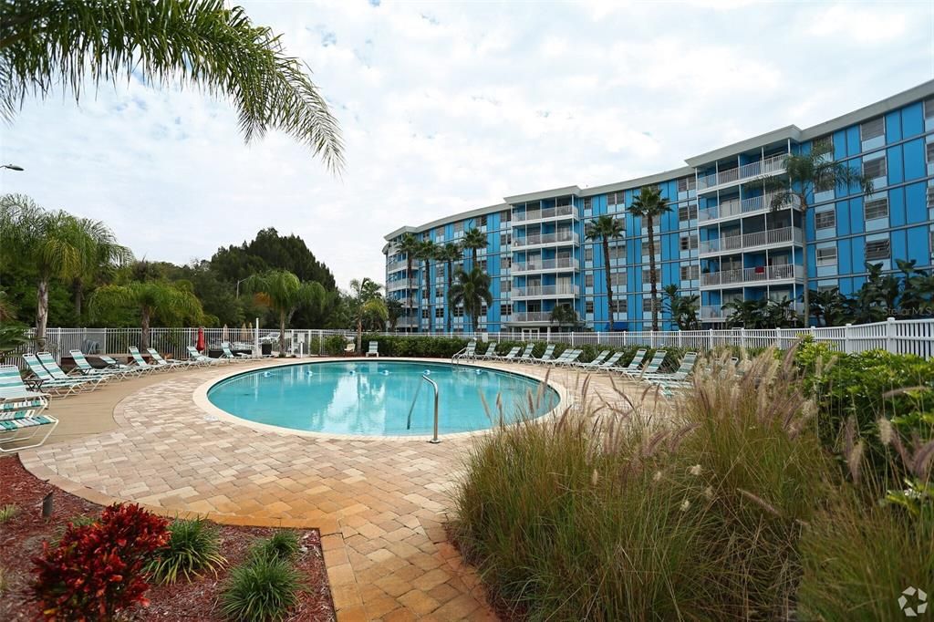 For Sale: $85,000 (2 beds, 1 baths, 887 Square Feet)