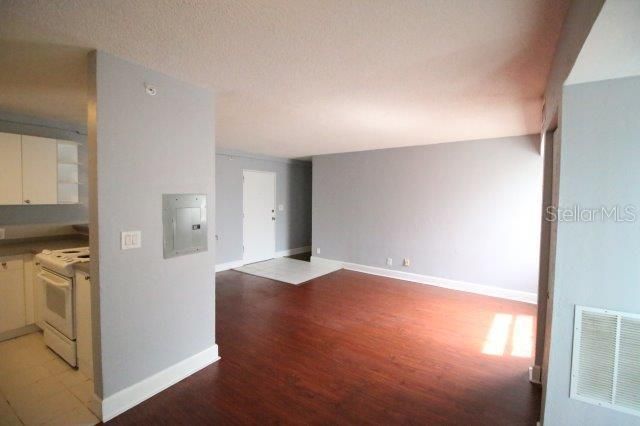For Sale: $85,000 (2 beds, 1 baths, 887 Square Feet)