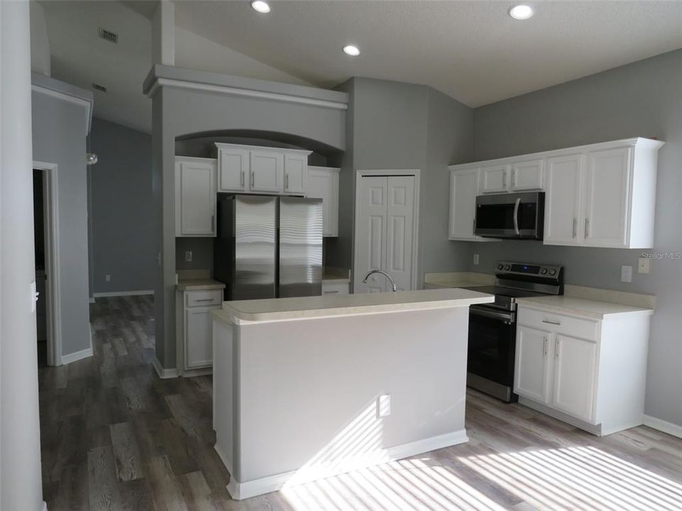 出租: $3,100 (4 贝兹, 3 浴室, 1942 平方英尺)