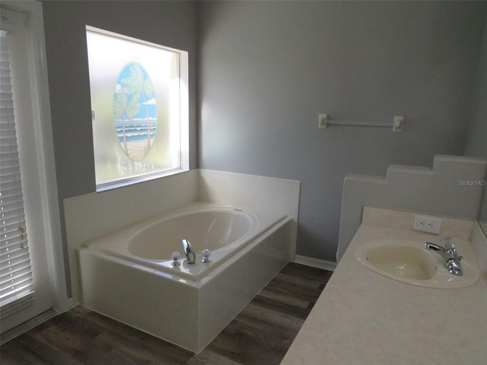 出租: $3,100 (4 贝兹, 3 浴室, 1942 平方英尺)