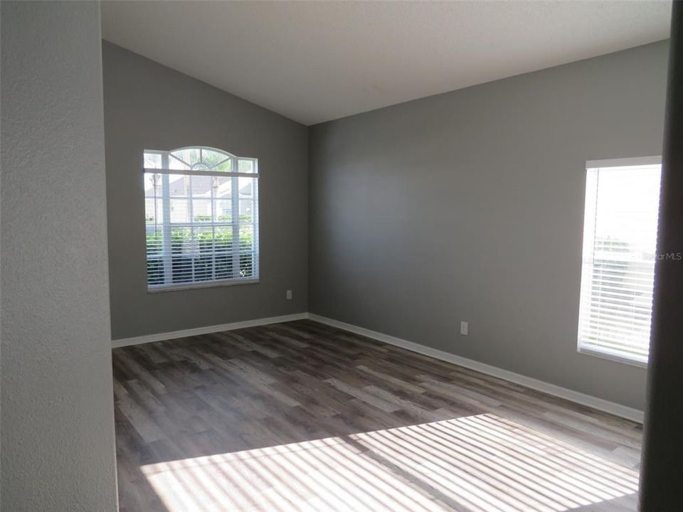 出租: $3,100 (4 贝兹, 3 浴室, 1942 平方英尺)