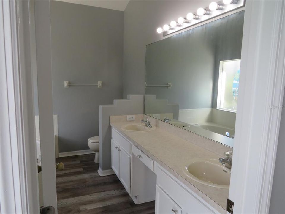 出租: $3,100 (4 贝兹, 3 浴室, 1942 平方英尺)